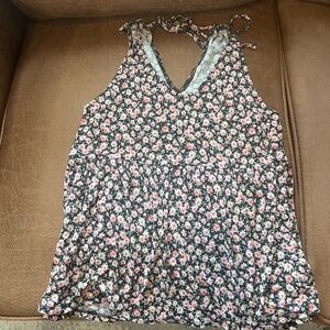 American Eagle floral tank top
Size S